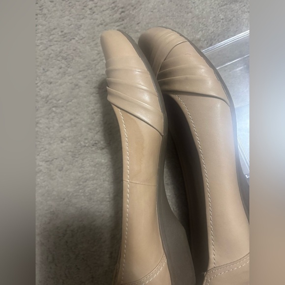 Clarks Women's Cream Loafers Size 9.5 - Picture 8 of 9